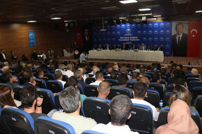 Bakan Kirişci Van’da Tarım Sektörü Temsilcileriyle Bir Araya Geldi