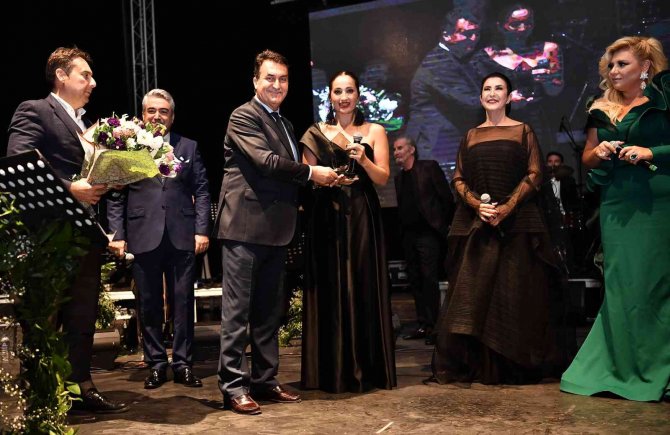 Burs’da Sanat Güneş’i Zeki Müren, Muhteşem Bir Geceyle Anıldı