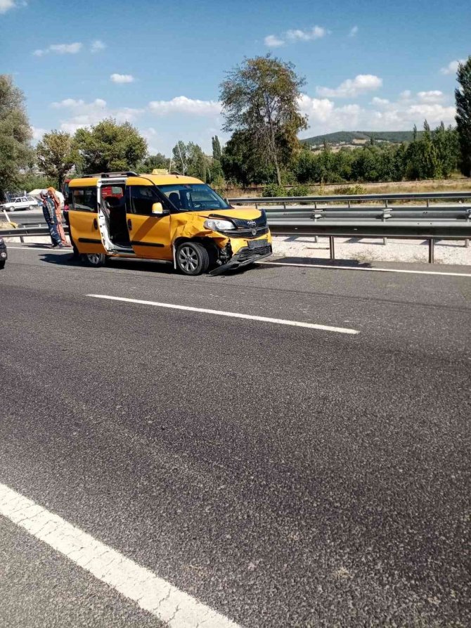 Uşak’ta 2 Aracın Karıştığı Kazada 4 Kişi Yaralandı