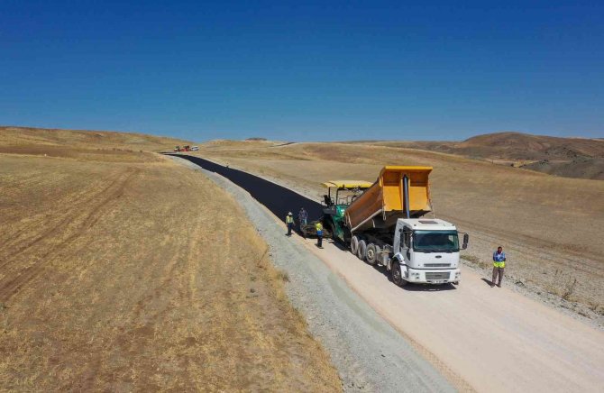 Van Büyükşehir Belediyesi Özalp’ta 14 Kilometre Asfalt Çalışması Yapıyor