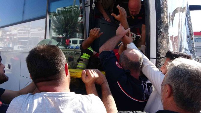 Pendik’te Yolcu Otobüsüyle Kamyon Çarpıştı: 2 Yaralı