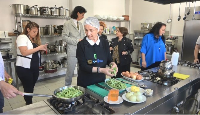 Milletvekili Kız Öğrencilerle Birlikte Mutfağa Girdi, Fasulye Kavurması Yaptı