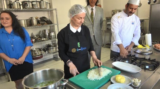 Milletvekili Kız Öğrencilerle Birlikte Mutfağa Girdi, Fasulye Kavurması Yaptı