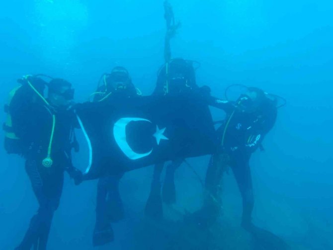 Jandarmadan Su Altında ‘Mavi Vatanda Nöbetteyiz’ Mesajı
