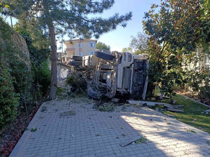 Çatalca’da Hafriyat Kamyonu, Villanın Bahçesine Uçtu