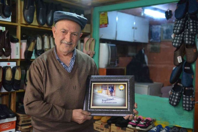 70 Yıldır Her Gün Dükkanının Önünü Süpüren Esnafa Teşekkür Belgesi
