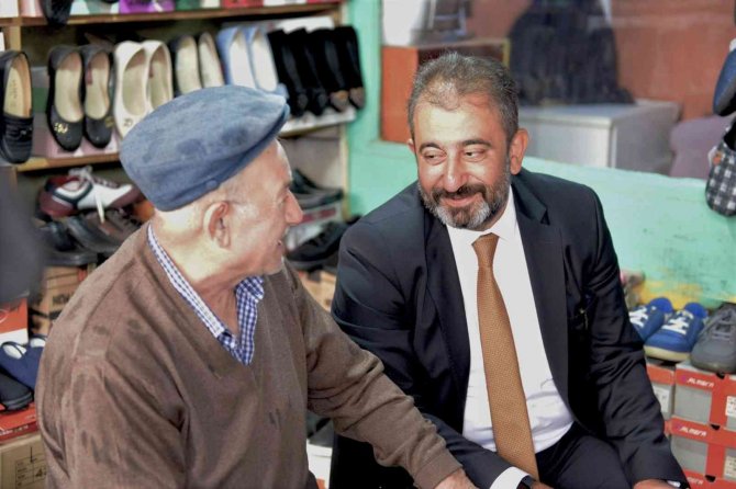 70 Yıldır Her Gün Dükkanının Önünü Süpüren Esnafa Teşekkür Belgesi