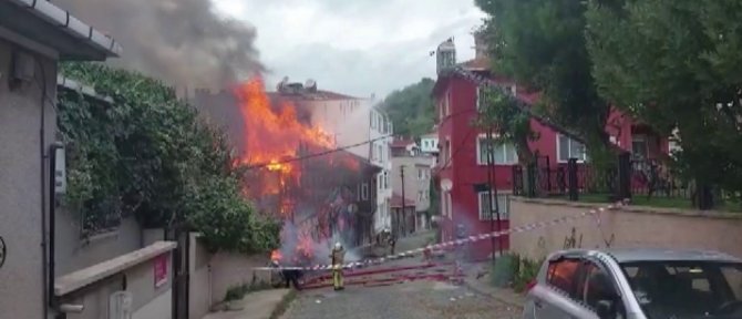 Beykoz’da 2 Katlı Ahşap Bina Alevlere Teslim Oldu: 2 Yaralı