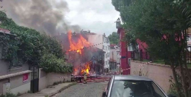 Beykoz’da 2 Katlı Ahşap Bina Alevlere Teslim Oldu: 2 Yaralı