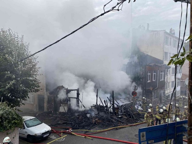 Beykoz’da Yangında Mahsur Kalan Yaşlı Kadını Ve Oğlunu İtfaiye Kurtardı