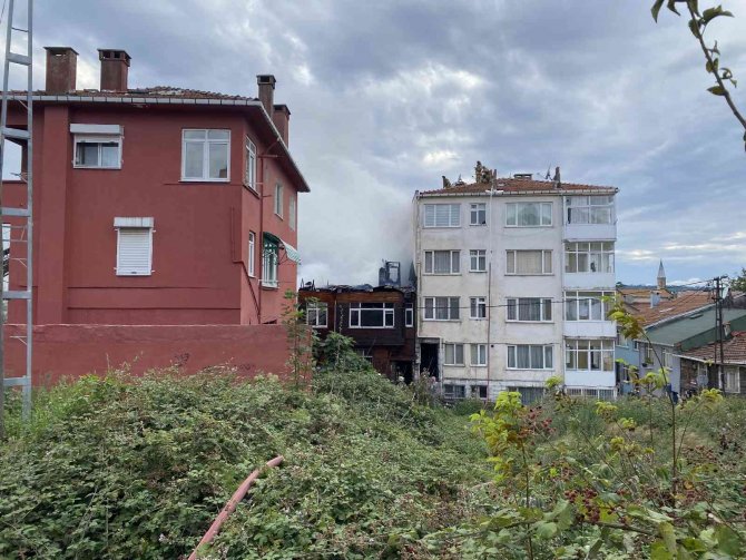 Beykoz’da Yangında Mahsur Kalan Yaşlı Kadını Ve Oğlunu İtfaiye Kurtardı