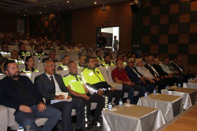 Bolu’da Okul Servis Şoförlerine Eğitim Verildi