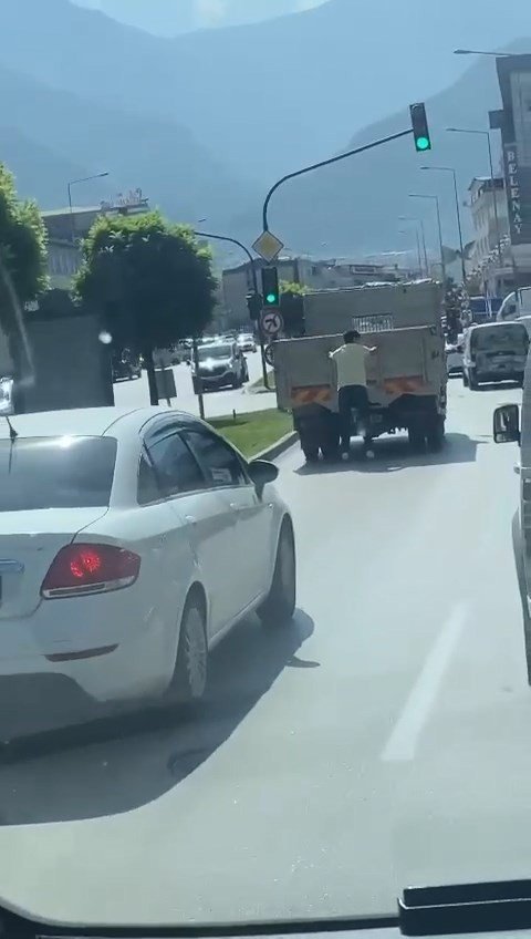 Kamyonetin Arkasında Patenle Ölümüne Yolculuk