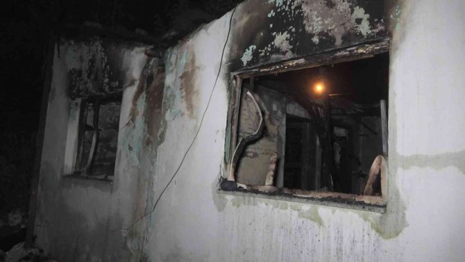 Tüp Bomba Gibi Patladı, Tek Katlı Ev Küle Döndü