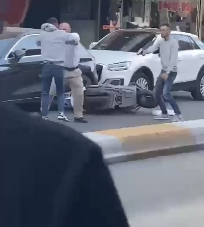 İ̇stanbul’da Cadde Ortasında Silahlı Çatışma Kamerada: 2 Yaralı, 3 Gözaltı