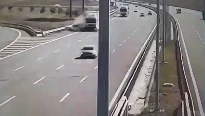 Otoyolda Geri Manevra Yapan İ̇bb Aracının Şoförü Kazada Hayatını Kaybetti