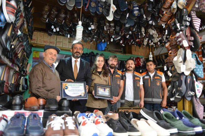 70 Yıldır Her Gün Dükkanının Önünü Süpüren Esnafa Teşekkür Belgesi