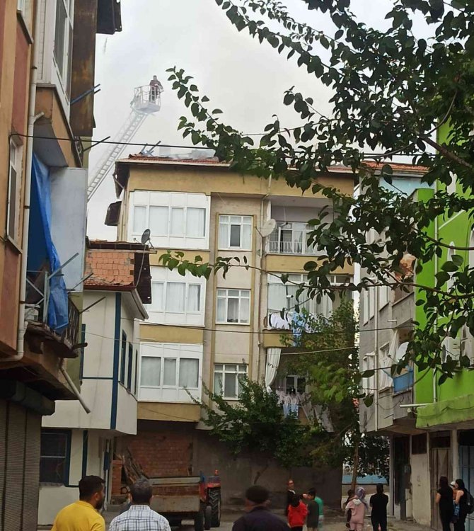 Sungurlu’da 3 Katlı Binanın Çatı Katında Yangın