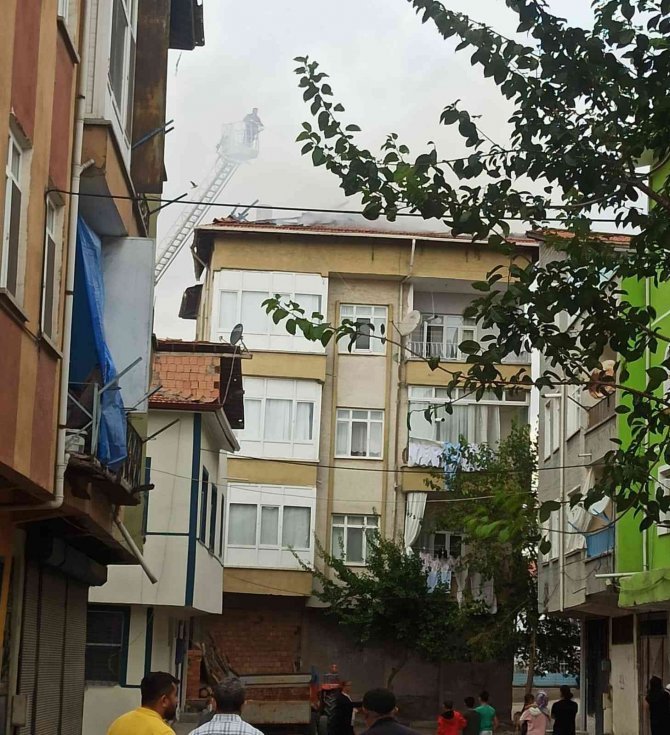 Sungurlu’da 3 Katlı Binanın Çatı Katında Yangın