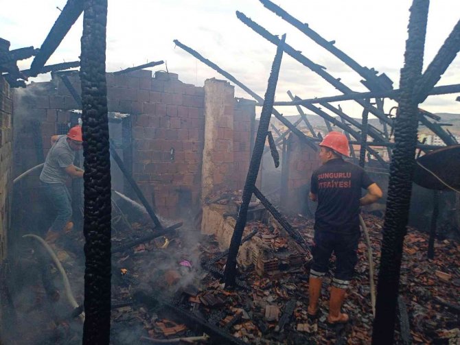 Sungurlu’da 3 Katlı Binanın Çatı Katında Yangın