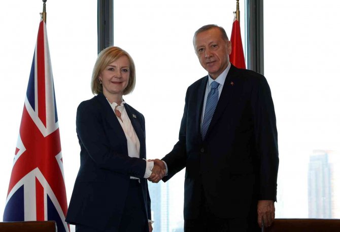 Cumhurbaşkanı Erdoğan, İ̇ngiltere Başbakanı Truss’ı Kabul Etti