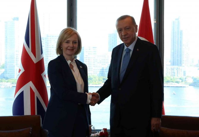 Cumhurbaşkanı Erdoğan, İ̇ngiltere Başbakanı Truss’ı Kabul Etti