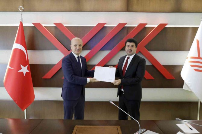 Rektör Sarıbıyık Mazbatasını Aldı