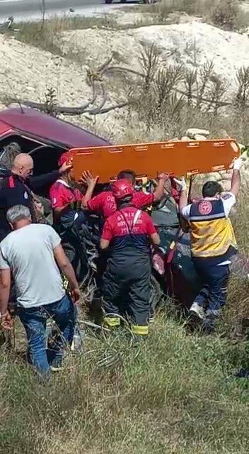 Hafif Ticari Araçla Çarpışan Otomobil Şarampole Yuvarlandı: 1 Ölü, 2 Yaralı