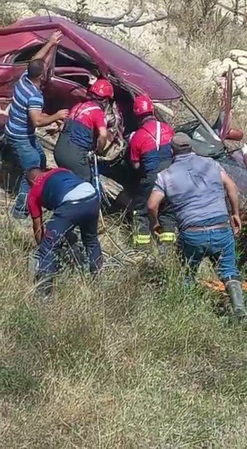 Hafif Ticari Araçla Çarpışan Otomobil Şarampole Yuvarlandı: 1 Ölü, 2 Yaralı