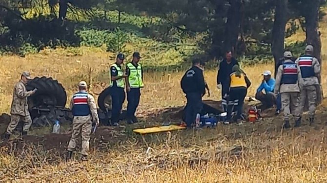Devrilen Traktörün Altında Kalarak Hayatını Kaybetti