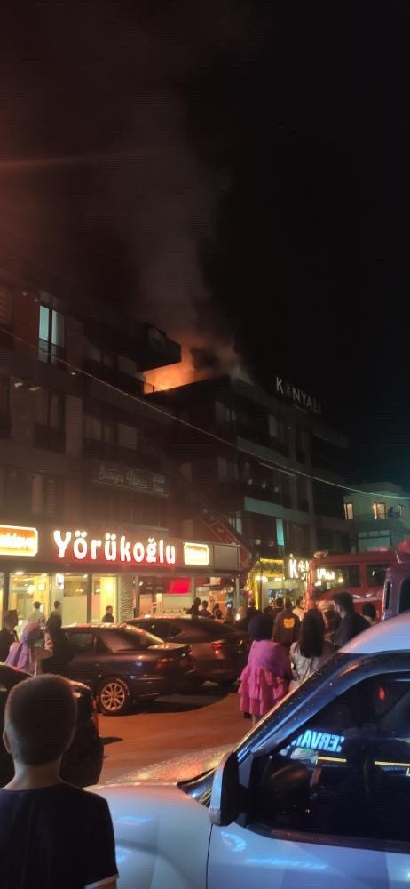 Restoranın Çatısı Alev Alev Yandı