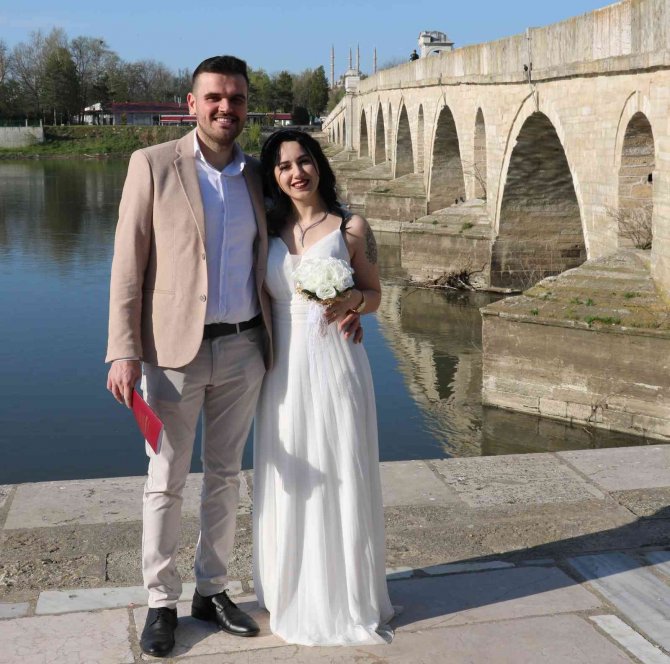 Tarihi Köprüler Çiftlere Doğal Stüdyo Oldu