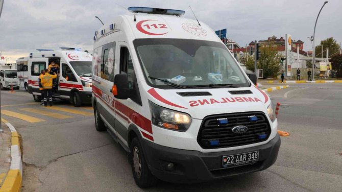 Edirne’de Toplu Ulaşım Aracı Otomobile Çarptı: 2 Yaralı