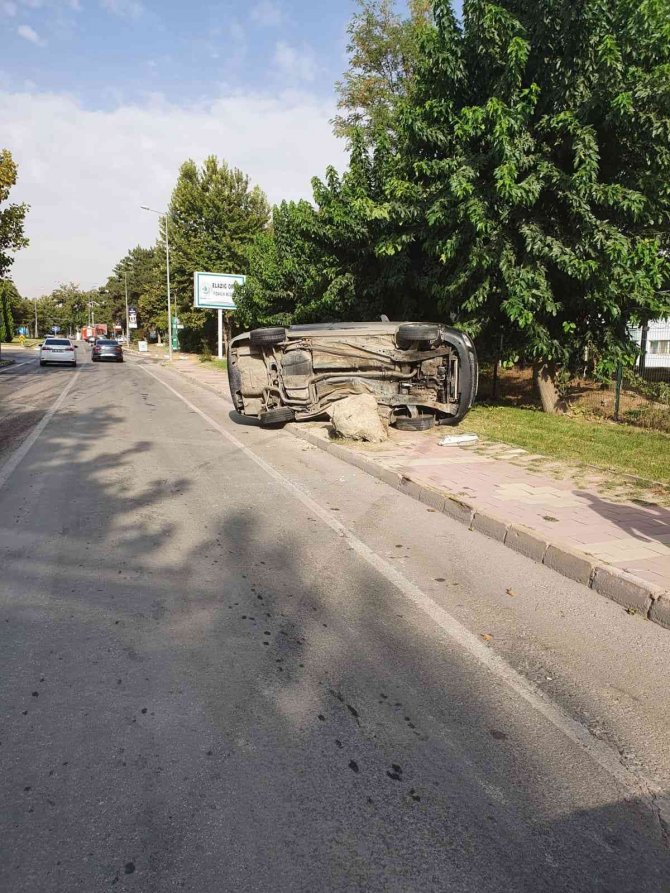 Elazığ’da Aydınlatma Direğine Çarpan Otomobil Devrildi: 2 Yaralı