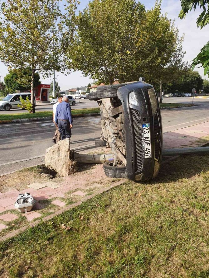 Elazığ’da Aydınlatma Direğine Çarpan Otomobil Devrildi: 2 Yaralı