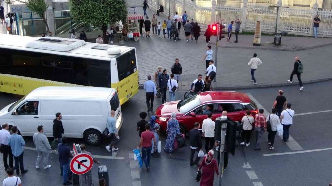 Fatih’te Kırmızı Işığa Aldırmadan Yolun Karşısına Geçen Yayalar Kamerada