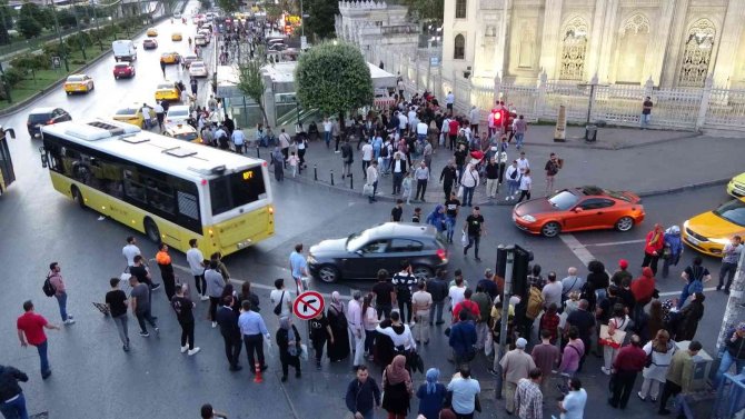 Fatih’te Kırmızı Işığa Aldırmadan Yolun Karşısına Geçen Yayalar Kamerada