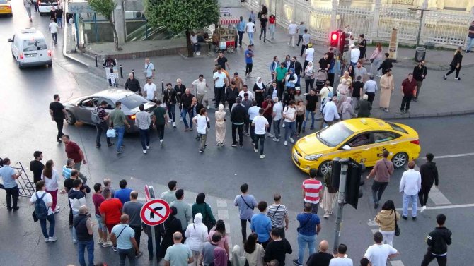 Fatih’te Kırmızı Işığa Aldırmadan Yolun Karşısına Geçen Yayalar Kamerada
