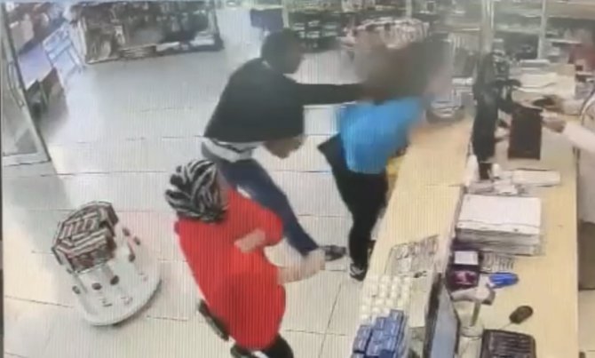 İ̇stanbul’da Eczanede Genç Kadına Yumruklu Saldırı Kamerada