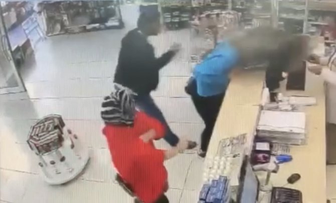 İ̇stanbul’da Eczanede Genç Kadına Yumruklu Saldırı Kamerada