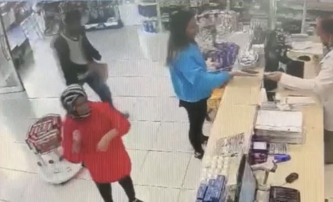 İ̇stanbul’da Eczanede Genç Kadına Yumruklu Saldırı Kamerada