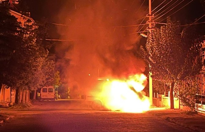 Gediz’de Park Halindeki Araç Alev Alev Yandı