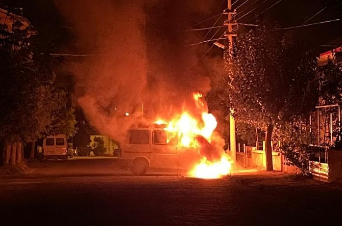Gediz’de Park Halindeki Araç Alev Alev Yandı