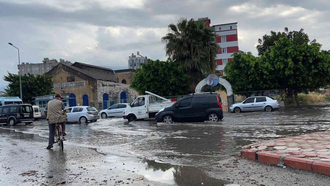 İ̇skenderun’da Sağanak Yolları Göle Çevirdi