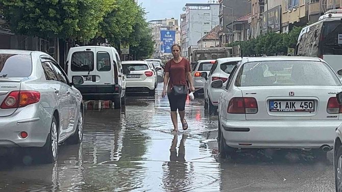 İ̇skenderun’da Sağanak Yolları Göle Çevirdi
