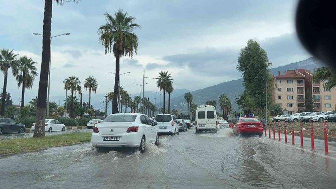 İ̇skenderun’da Sağanak Yolları Göle Çevirdi