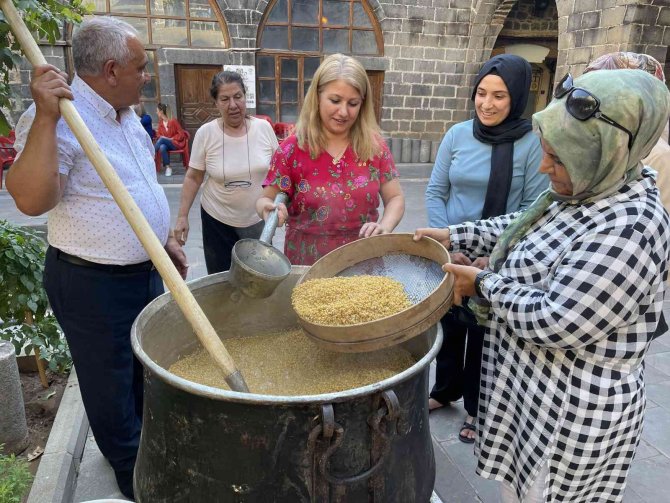 Siverek’te Bulgur Kaynatma Geleneği Şenlikle Yaşatılıyor