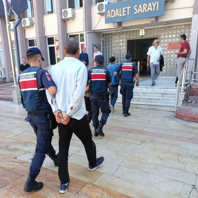 İ̇ncir Ve Üzüm Hırsızları Jandarmadan Kaçamadı
