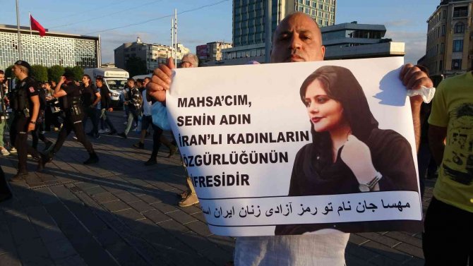Taksim Meydanı’nda İzinsiz Toplanan İ̇ranlılar Mahsa Amini’nin Şüpheli Ölümünü Protesto Etmek İstedi