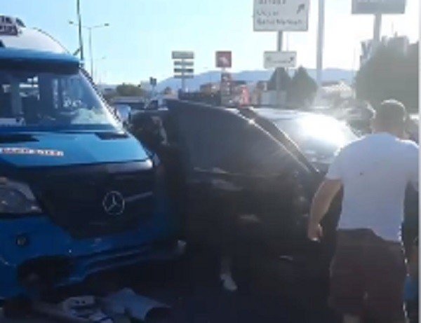 İ̇zmir’de 16 Kişinin Yaralandığı Kaza Anı Kamerada